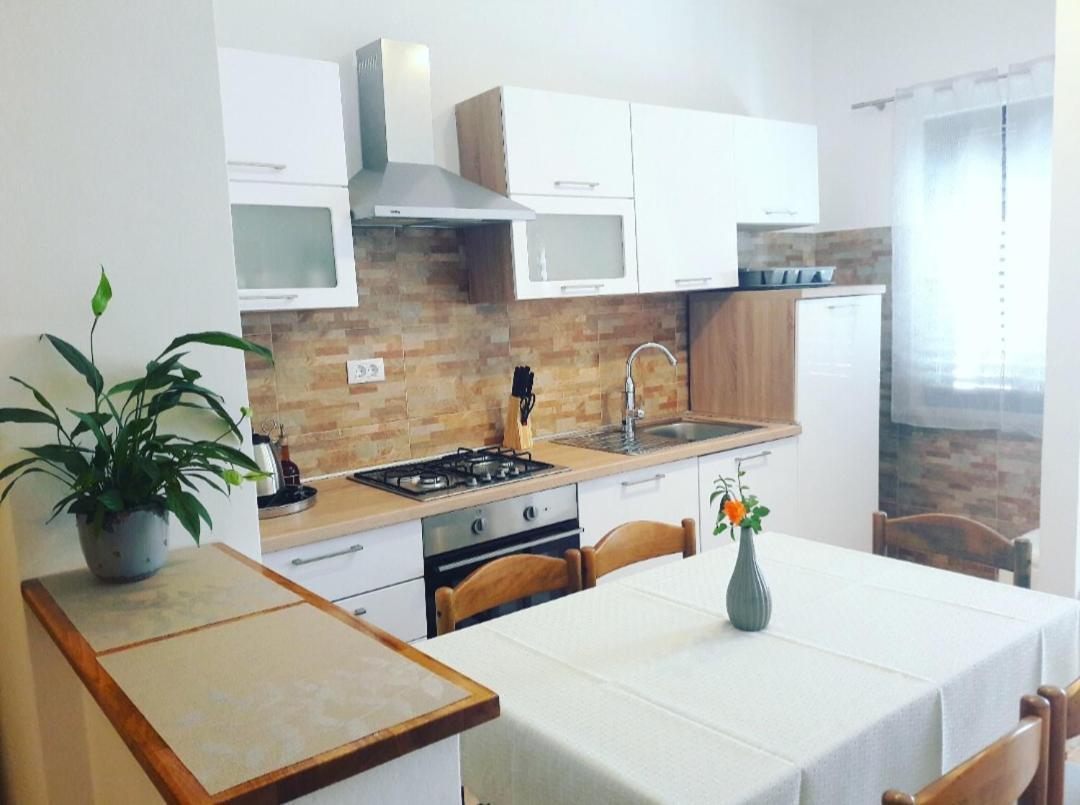 Apartment Nena Near The City Center With Free Parking Pula Exterior photo